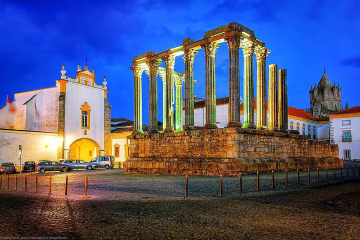 Small-group day trip to Évora